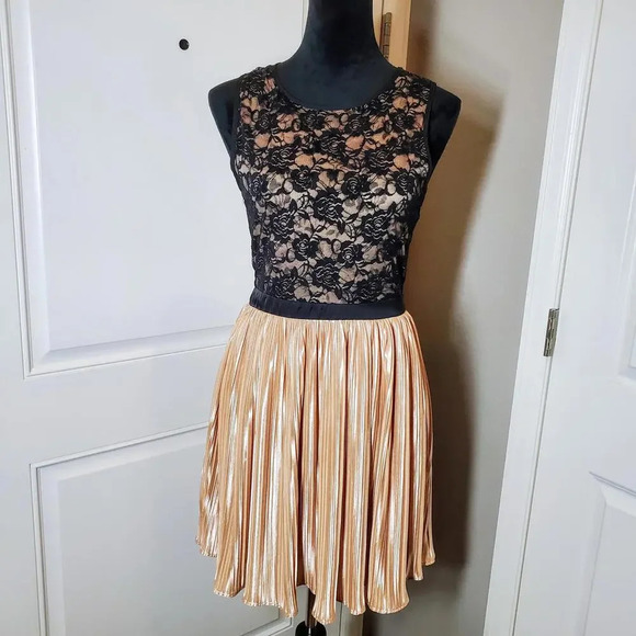 Rewind Lacey Sleeveless Pleated Skirt Party Dress Juniors Size Medium - Picture 2 of 12